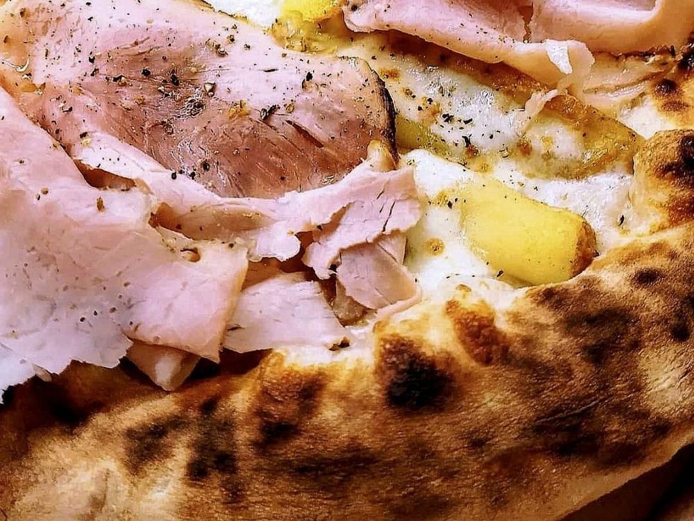 Primo piano del cornicione alto e maculato dalla cottura nel forno a legna